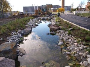 14 Ferdig bekkeløp lenger opp, i Tiedemannsparken,foreløpig med vannledningsvann.
