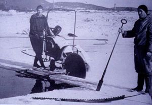 17 Hovind Ismagasin skjærer is på dammen