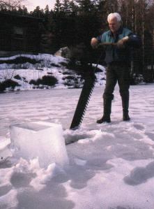33 Ragnar Høvik demonstrerer isskjæring på Isdammen