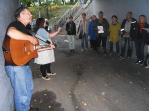 Årvoll sangensemble  synger i fotgjengerundergangen