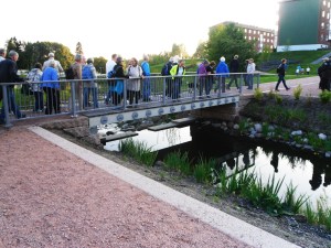 Omvisning i Bjerkedalen park ved prosjektleder Sidsel Andersen (I lys frakk)